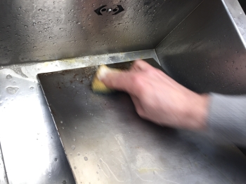 limpiar una plancha de acero inoxidable